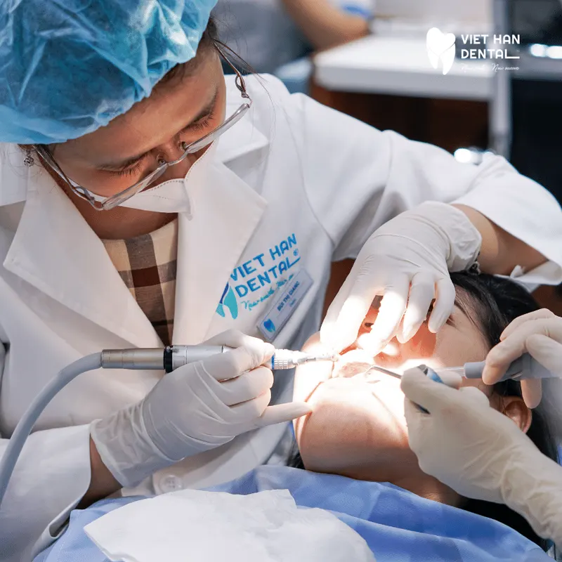 Bác sĩ thực hiện niềng răng cho khách hàng tại Nha khoa Việt Hàn