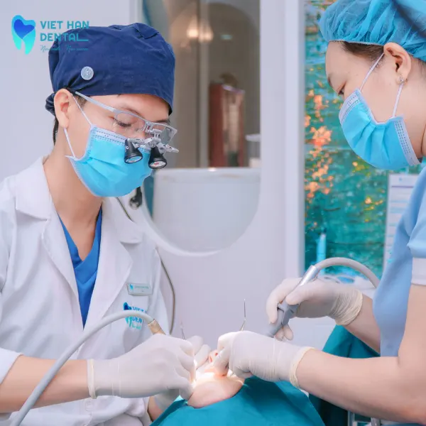 Bác sĩ tại Nha khoa Việt Hàn đang điều trị cho bệnh nhân