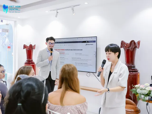 3Đại diện từ ClearCorrect đã có mặt để chia sẻ kiến thức chuyên sâu về công nghệ và tiến trình điều trị