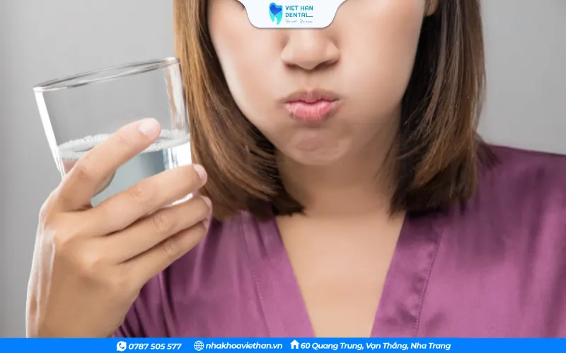 Súc miệng bằng nước muối để sát khuẩn