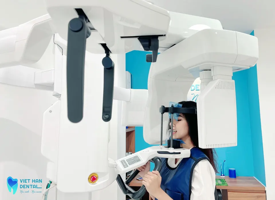 Khách hàng đang trải nghiệm chụp film bằng máy CT Cone Beam 3D
