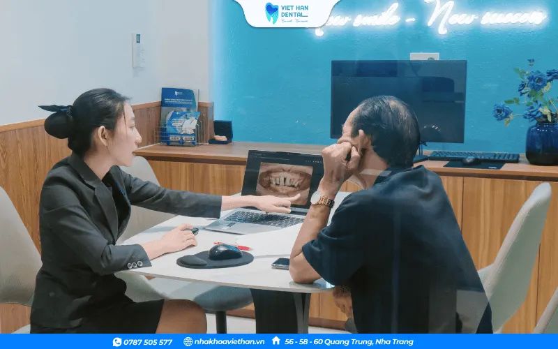 Nhân viên tư vấn cho khách hàng về phương án và chi phí điều trị