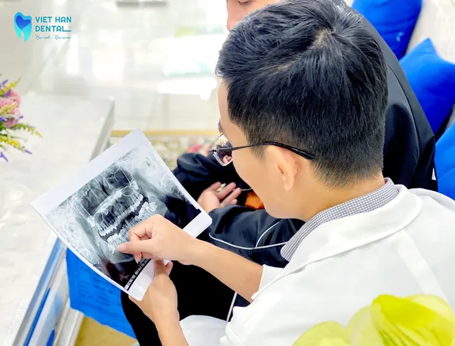 Bác sĩ Đức đang thực hiện tư vấn nhổ răng khôn cho khách hàng tại nha khoa Việt Hàn 