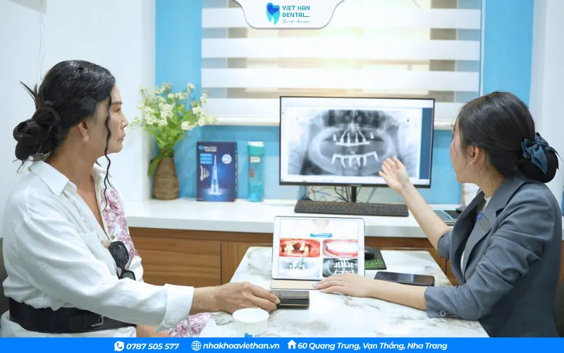 r. An is chatting with a consultant.