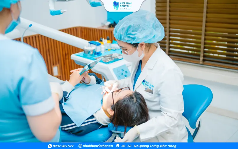 Bác sĩ niềng răng tại Việt Hàn trực tiếp điều trị cho khách hàng