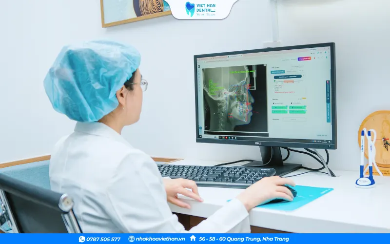 Bác sĩ thiết kế phác đồ điều trị chi tiết cho khách hàng