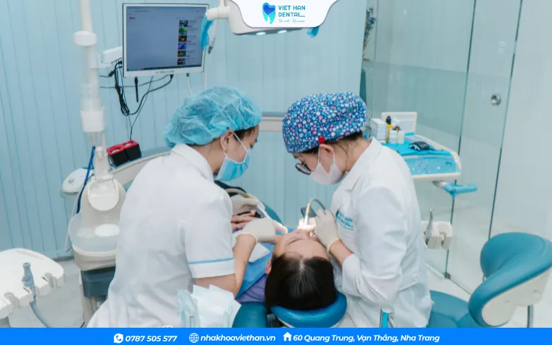 Khách hàng tái khám niềng răng tại Nha khoa Việt Hàn