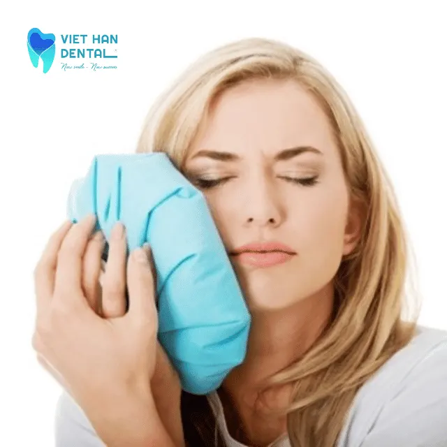 Chườm lạnh bên ngoài má hoặc môi là biện pháp giảm đau cấp tốc hiệu quả