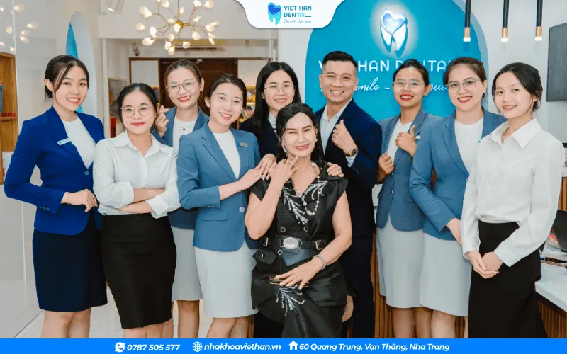 Mrs. An took a commemorative photo with the five staff members at Viet Han Dental Clinic.
