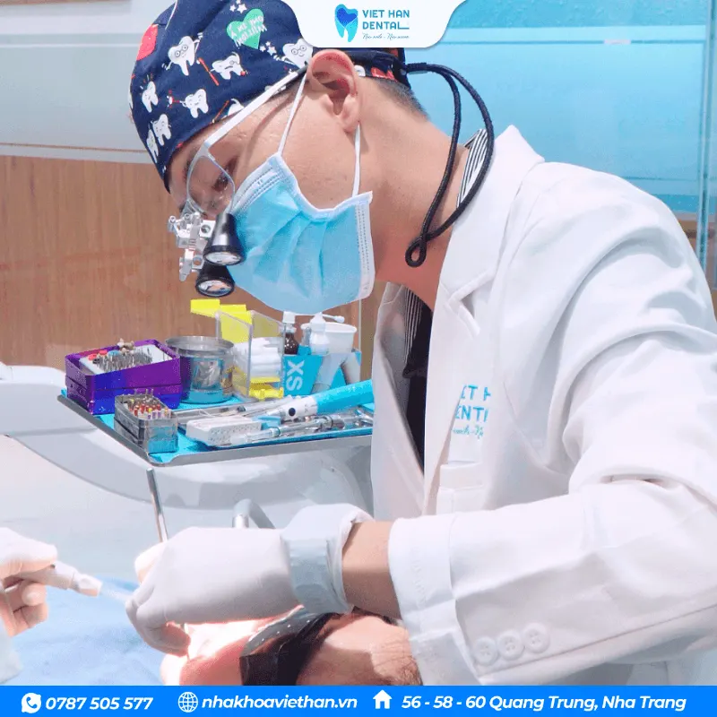 Bác sĩ thực hiện bọc răng sứ theo đúng quy trình đảm bảo an toàn, hiệu quả cho khách hàng
