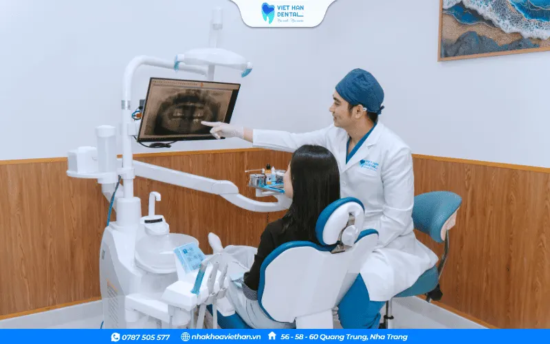 Khách hàng được thăm khám kỹ lưỡng trước khi trồng răng Implant