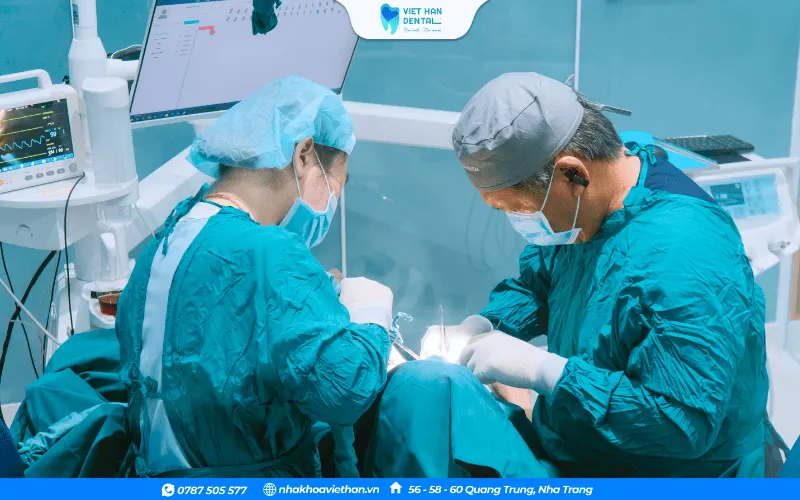 Doctors at Viet Han Dental Clinic are performing dental implant procedures for patients.