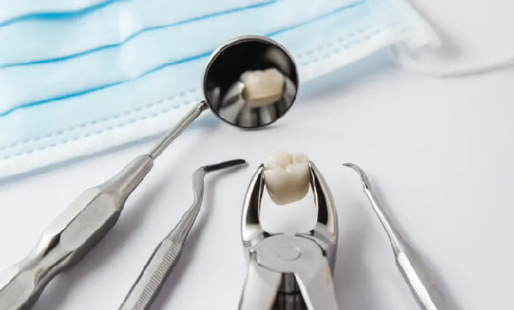 Răng 8 đang sưng đau có nhổ được không?